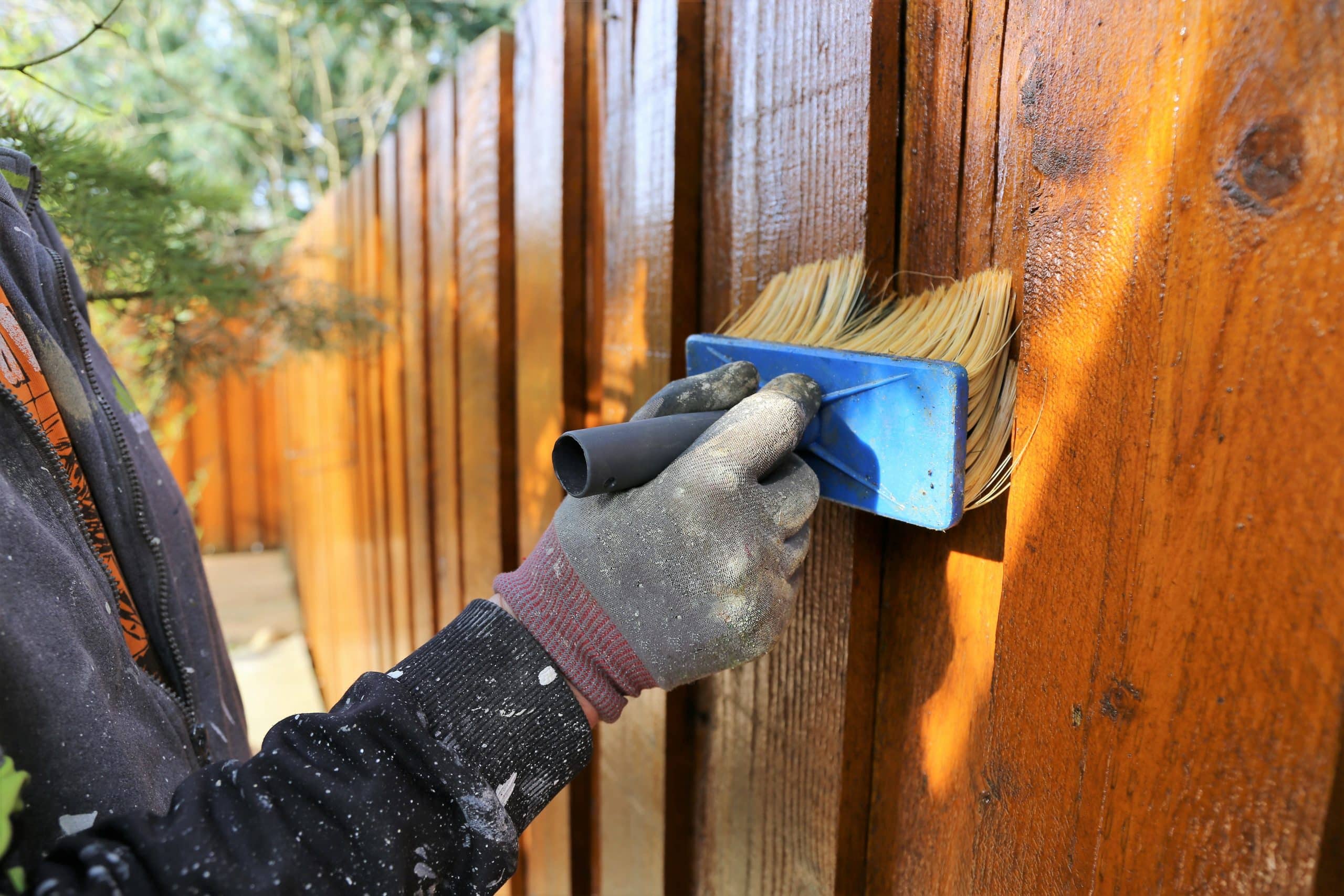 Holzzaun streichen (Painting a wooden garden fence)